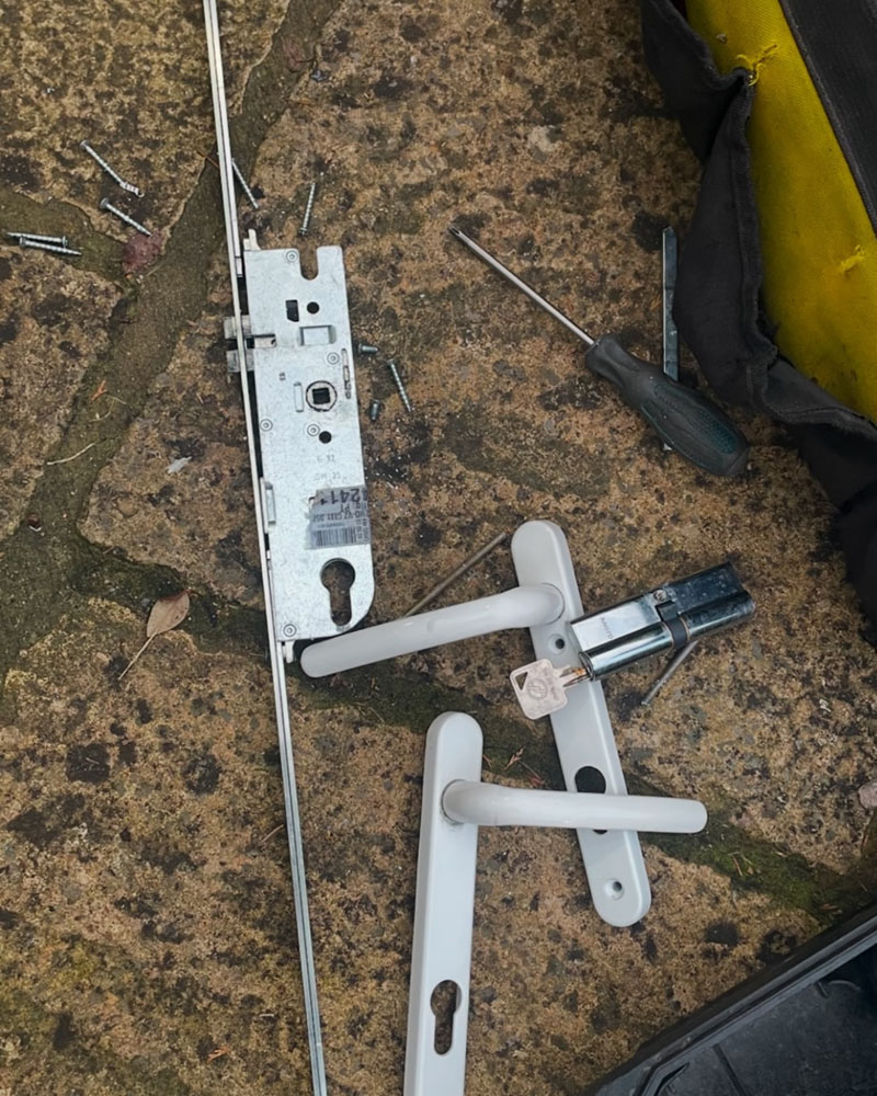 Mending sticking locks and handles in Southampton